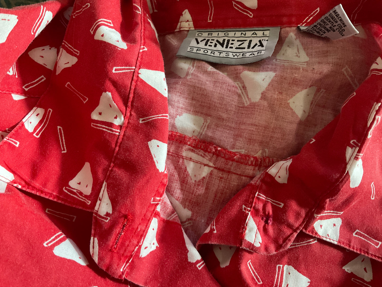 Saved by the Bell Venitzia Cotton Abstract Pizza Triangle White Print on Red Short Sleeve Button Up Size 1X/2X