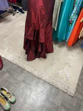 Load image into Gallery viewer, Strapless Duotone Shift Burgundy to Black Ball Gown Jessica McClintock