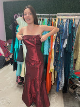 Load image into Gallery viewer, Strapless Duotone Shift Burgundy to Black Ball Gown Jessica McClintock
